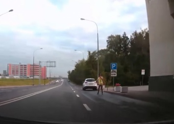 В Москве голый мужчина в жилетке ДПС пугал водителей