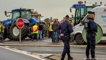 Во Франции перекрыли трассу, требуют закрыть "Джунгли"