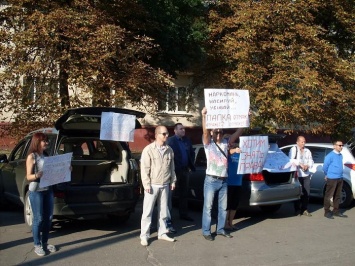 Жители Лисичанска провели митинг, требуя расследовать избиение пограничника сыном мэра