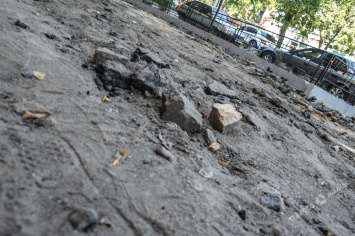 В самом центре Одессы часть улицы осталась без тротуара (фото)