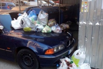 В Одессе серьезные парни перепутали машину автохама с мусорным баком (ФОТО)