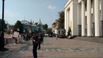 Вкладчики банка "Михайловский" и чернобыльцы митингуют под парламентом. (ФОТО)