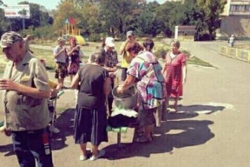 Общественная организация в Бердянске стала кормить обездоленных горожан
