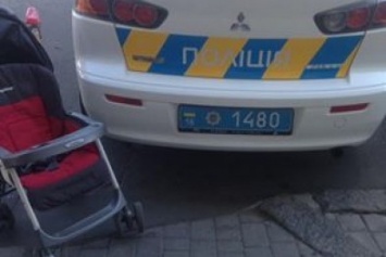 В Одессе полиция заблокировала пандус, перекрыв въезд коляскам (ФОТО)