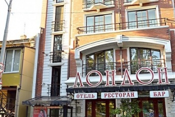Автохамам в Старобазарном сквере Одессы плевать на всех (ФОТО)