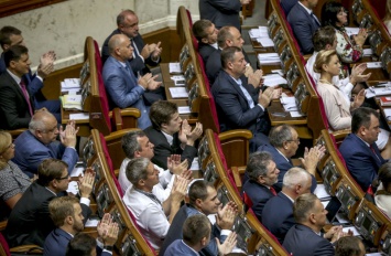 В лучах оваций: За что депутаты аплодировали Порошенко