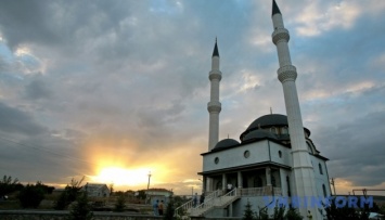 "Маски-шоу" в крымской мечети: оккупанты подбросили "компромат"