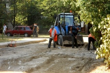 "Мы глазам своим не верим", - херсонцы делятся впечатлениями от ремонта внутридворовой дороги