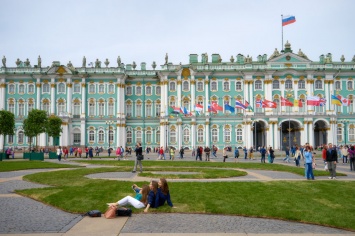 На главной площади Санкт-Петербурга туристы за сезон разобрали на сувениры 20 кв. м брусчатки