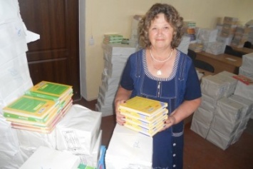 Школы Доброполья получили учебники для учащихся 8 классов