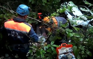 В Сочи спасатели спасли людей, чья машина слетела в обрыв