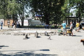 Фонтан, открытый 4 дня назад в Одессе, уже чинят (фото)