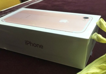 В Сеть утекли фотографии розничной упаковки iPhone 7 в цвете розовое золото