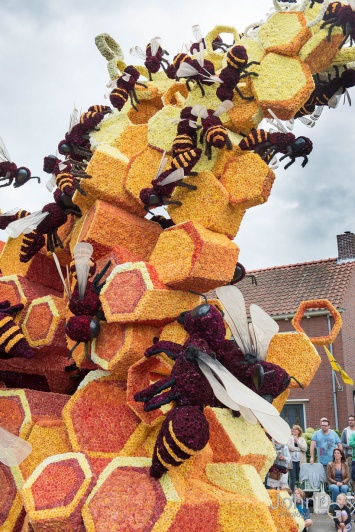 Фотофакт: парад фантастических существ в Нидерландах