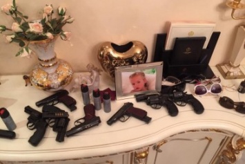 Горы пистолетов и лежащие на полу охранники: фото из захваченного одесского отеля (ФОТО)