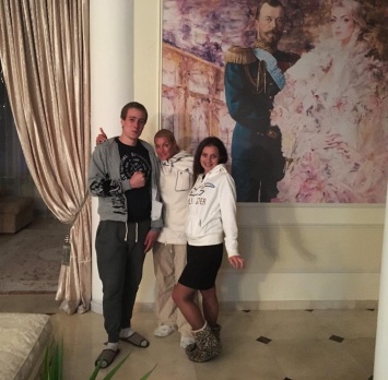Волочкова повесила дома собственный портрет с Николаем II