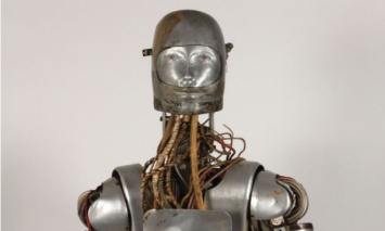 NASA продает на аукционе старого робота, использовавшийся для испытания скафандров