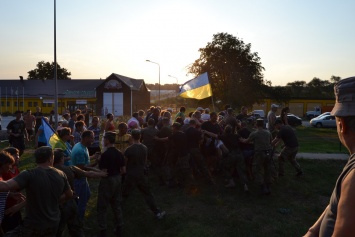 На полтавском "свиномайдане" - массовая драка и столкновения с силовиками (видео)
