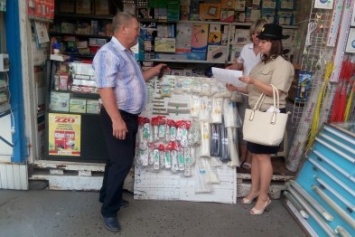 Сотрудники ЧС Черноморска провели разъяснительную работу на рынке "Дельфин" (фото)