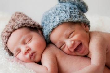 Ученые объяснили, когда лучше рожать близнецов