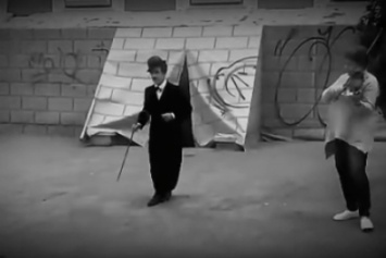 Мужчина в костюме Чарли Чаплина выступил на одной из одесских улиц (ВИДЕО)