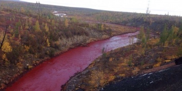 В Норильске река окрасилась в багровый цвет из-за "Норникеля"