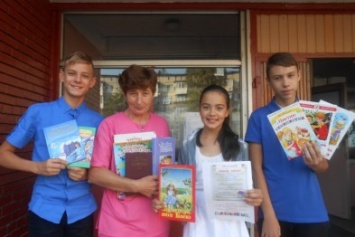 Учащиеся школ Доброполья приняли участие в акции "Подари книгу школе"