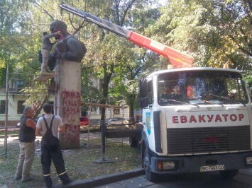 Во Львове демонтировали памятник советскому писателю Тудору