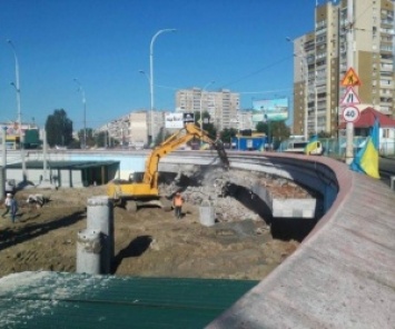 Ради строительства торгового центра начали сносить выход из метро «Героев Днепра»