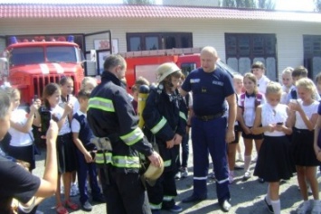 В Геническе школьникам провели экскурсию в пожарно-спасательной части