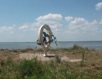 Вандалы изуродовали в Одесской области туристический знак «Нулевой километр»