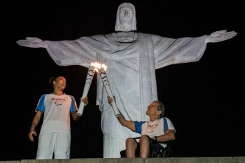 Параолимпиада-2016: Во время церемонии зажигания Олимпийского огня, спортсменка упала и выронила факел