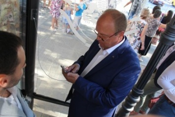 Бахарев лично проверил первую в Симферополе «умную остановку» (ФОТО)