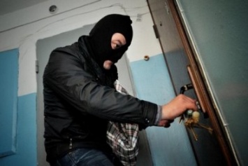 Оперативники Кировоградщины вместе с коллегами из Кривого Рога задержали двух граждан, которые обокрали квартиру предпринимателя