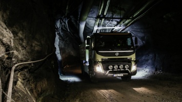 Топ-менеджер Volvo рискнул жизнью на тестах беспилотного грузовика