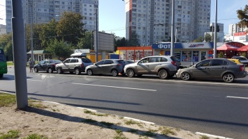 В Харькове "паровозиком" столкнулись сразу пять автомобилей