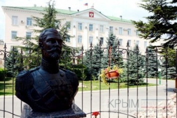 В Симферополе возле здания крымской прокуратуры установили бюст Николая II (ФОТОФАКТ)