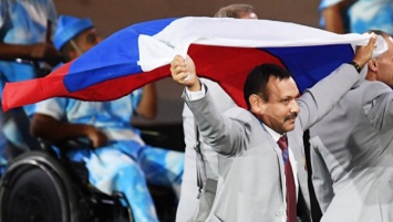 Белоруса, пронесшего флаг РФ, дисквалифицировали с Паралиампиады в Рио