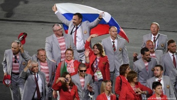 МПК лишил аккредитации белоруса, пронесшего флаг РФ