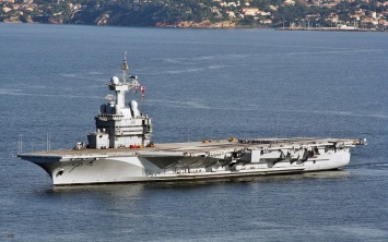 Авианосец "Шарль де Голль" отправится в Средиземное море для борьбы с ИГИЛ