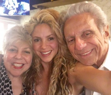 Шакира впервые опубликовала селфи с родителями