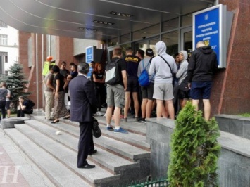 "Азов" заблокировал офис "Киевгорстроя", взрываются дымовые шашки