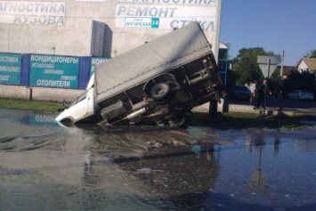 В Харькове грузовик провалился под асфальт (ФОТО)