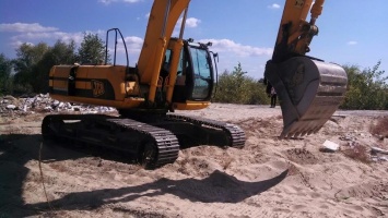 Незаконный вывоз песка: Активистов пытались переехать трактором