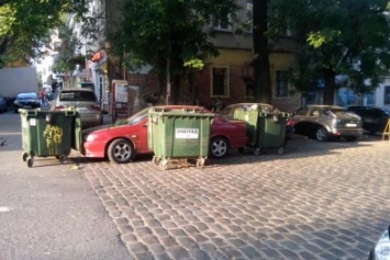 Конспирация? В Одессе машину спрятали за мусорными баками (ФОТО)