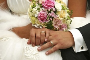 Крымские молодожены не боятся високосного года, а церемонии бракосочетания предпочитают в патриотическом стиле