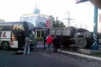 На Донецком шоссе в "ДНР" столкнулись автобус и грузовик - пострадали 4 человека (ФОТО)