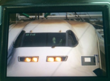 В Японии машинист управлял поездом с задранными вверх ногами