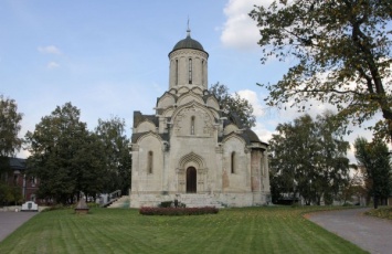 На территории монастыря в центре Москвы строители обнаружили два старинных гроба со скелетами
