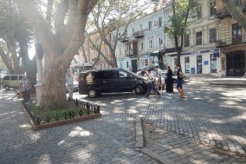 В центре Одессы священнослужитель врезался в машину (ФОТО)